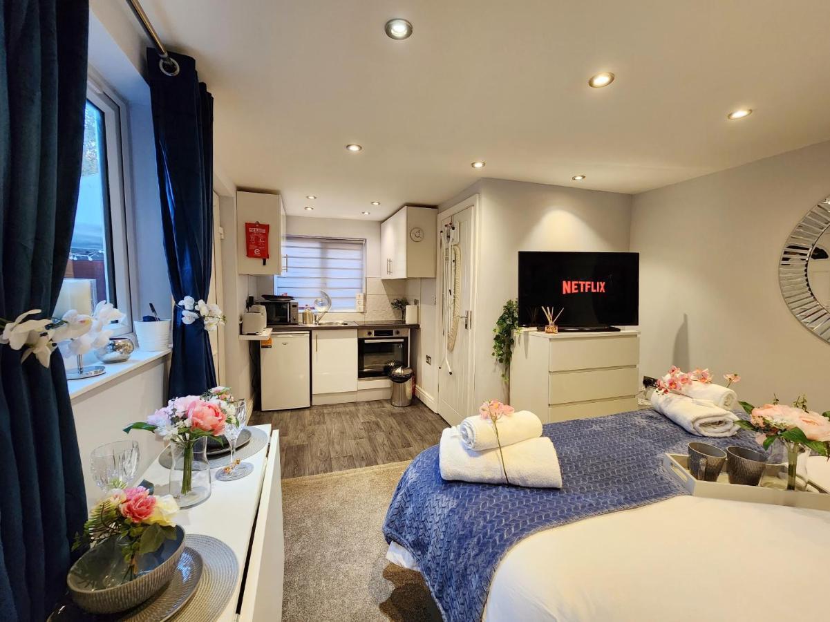 Studio Apartment The Den Colnbrook Exteriér fotografie